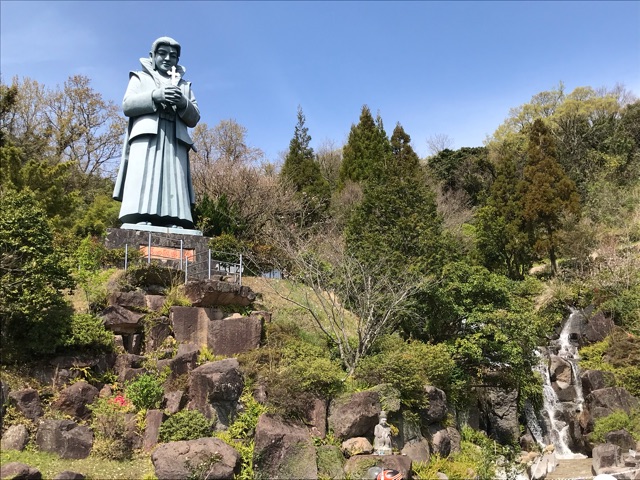 天草四郎の像と滝