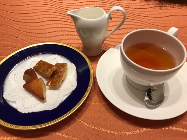 紅茶と焼き菓子