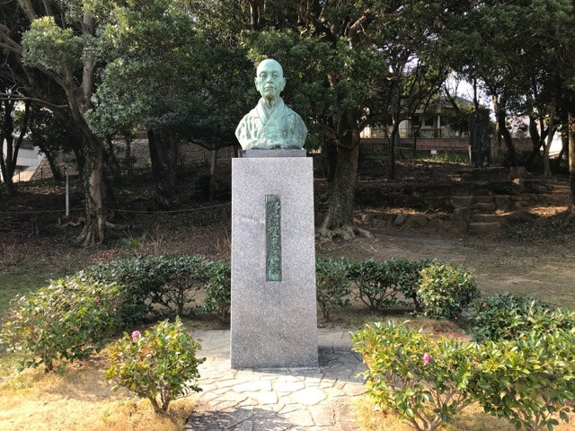 野村望東尼の像