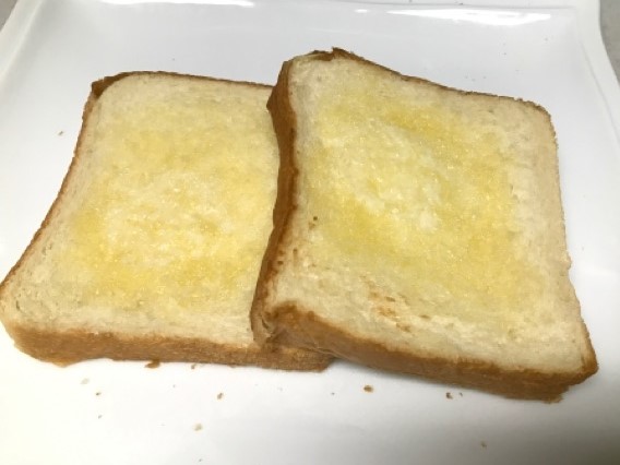バターをつけて焼いた食パン