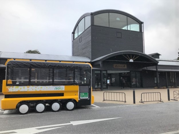 由布院駅と観光バス