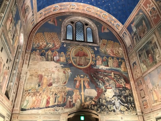 スロヴェーニ礼拝堂の入り口の画