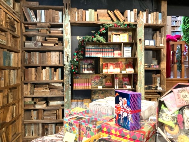 古い本棚のよう