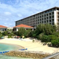 ホテルとビーチ