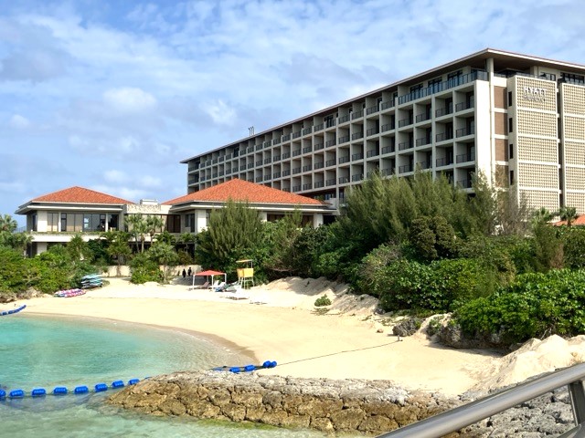 ホテルとビーチ